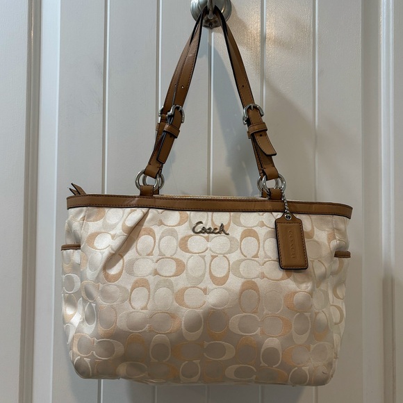 Coach Signature Canvas Tote Shoulder Bag Khaki Tan Style F17676 - Picture 1 of 12
